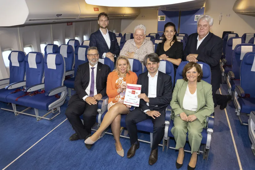 foto persbericht samenwerkingsovereenkomst onderwijs en arbeidsmarkt amsterdam lelystad airport verlengt