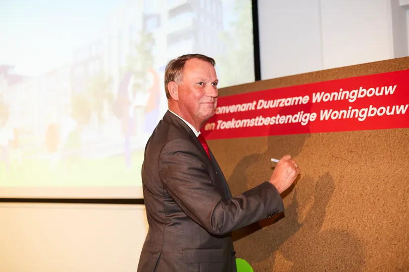 gedeputeerde jan de reus ondertekent afspraken voor toekomstbestendige woningbouw