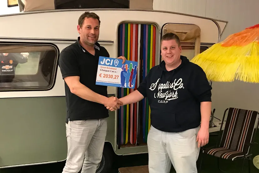 jci groot schokland doneert aan huttenbouwweek