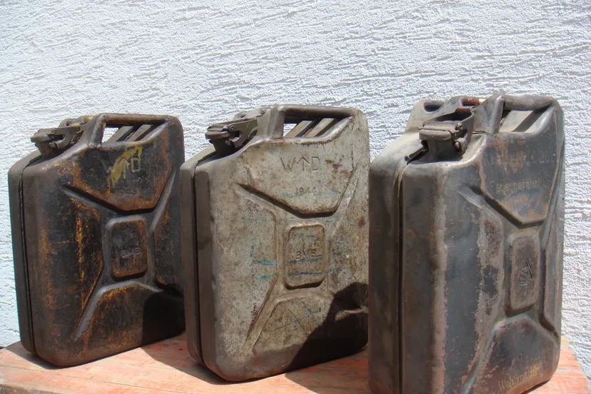 jerrycans cc by commonswikimedia