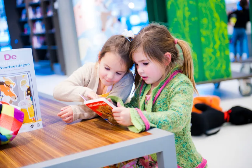 kinderen lezen bibliotheek