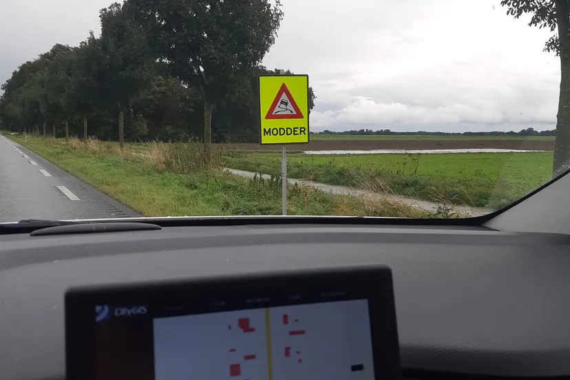 modder op de weg