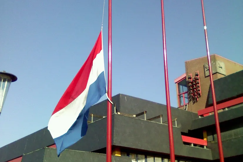 nederlandse vlag halfstok