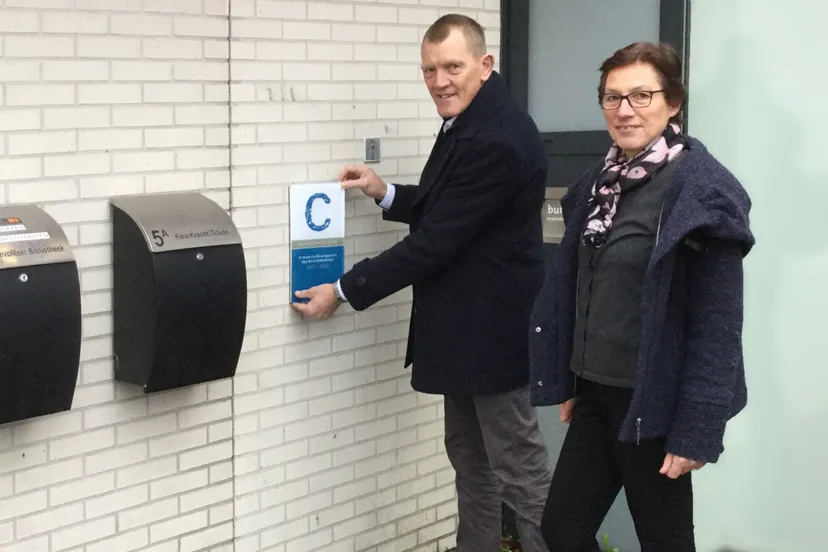 nop certificering wethouder plakt bordje e1513846781484