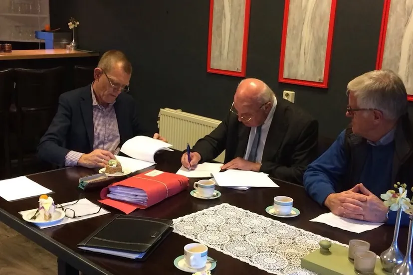ondertekening woningbouwkavel kraggenburg