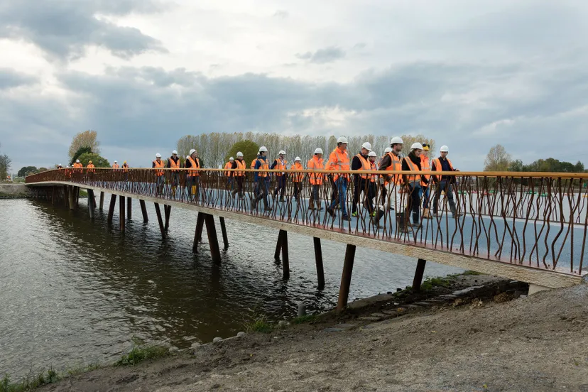 onthulling bruggen floriade lopend over brug fotostudio wierd