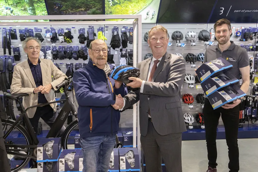 overhandiging fietshelm 0958 fotostudiowierd 2