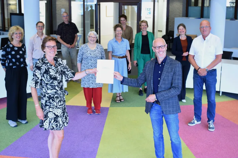 overhandiging taalakkoord