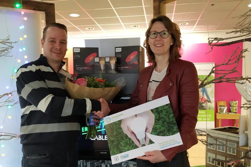 persbericht winnaar led make over neemt prijs in ontvangst afbeelding e1551194179695