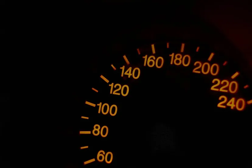 snelheidsovertreding hard rijden verkeersboete cc0 by pixabaycom