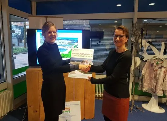 trotse lelystedeling neemt zon make over in ontvangst