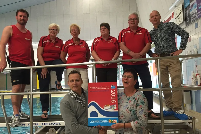 uitreiking licentie zwemabc aan bosbad emmeloord img 7471k