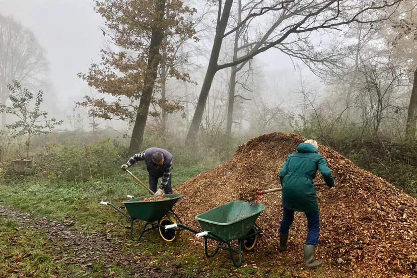 vrijwilligers van voedselbos emmeloord treffen elkaar wekelijks tijdens de voorkomende werkzaamheden
