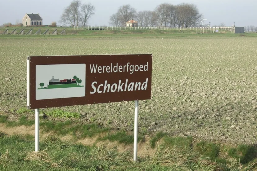 zicht op polder met bord over werelderfgoed op de achtergrond schokland archeoregio 10 ens 20427014 rce cc by commons wikimedia