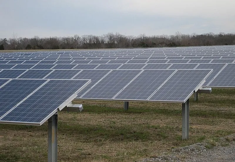 zonneweide solarfield cc by commons wikimedia