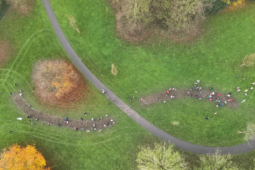 pb 11 22 p bloembollenplantactie met schoolkinderen 0002