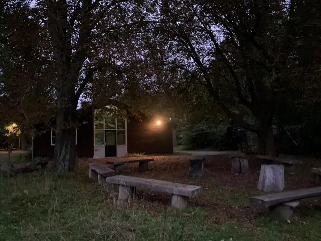 Belgische barak in de schemer foto Jannie Verhage