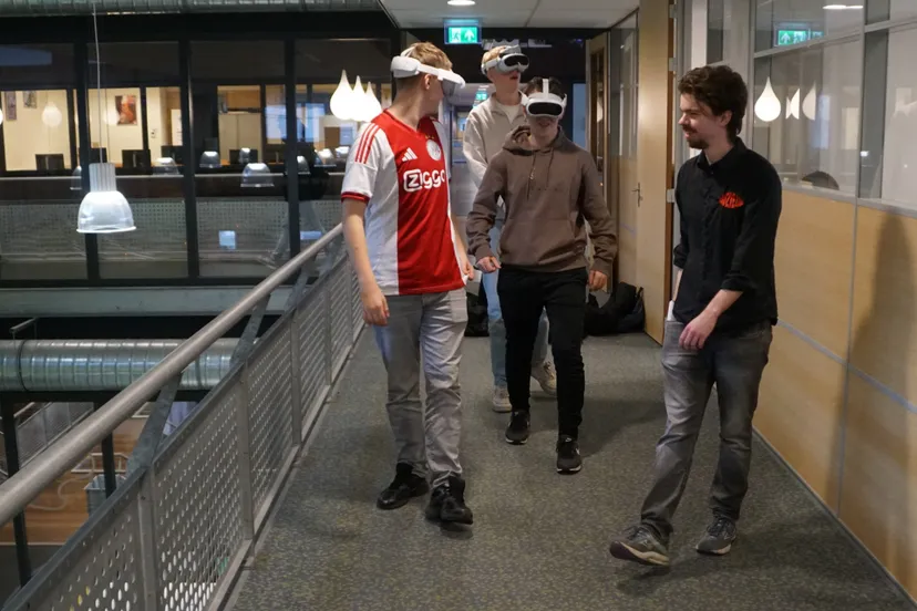 Studenten Firda ervaren hoe het is om slechtziend te zijn.