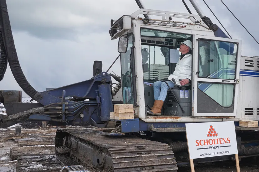 Toon van Steen slaat 1e paal