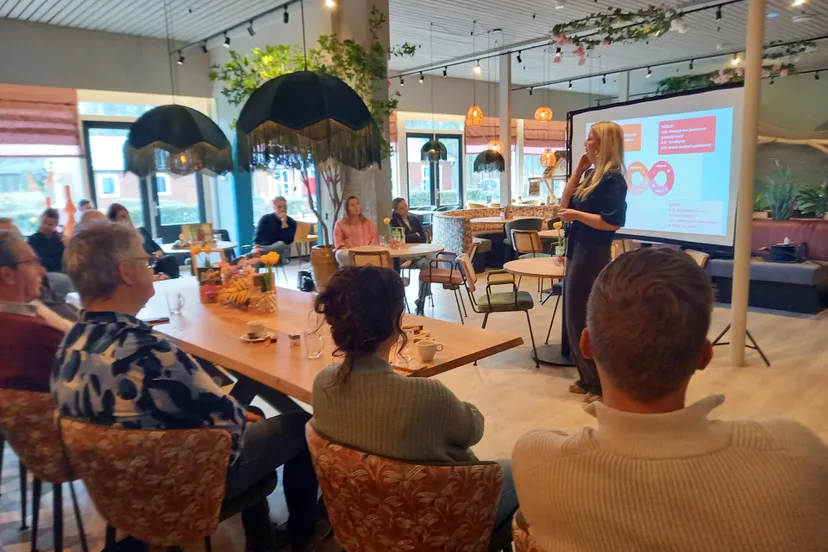 Anieke van Wijnen geeft een presentatie over de gastreis - foto Visit Noordoostpolder