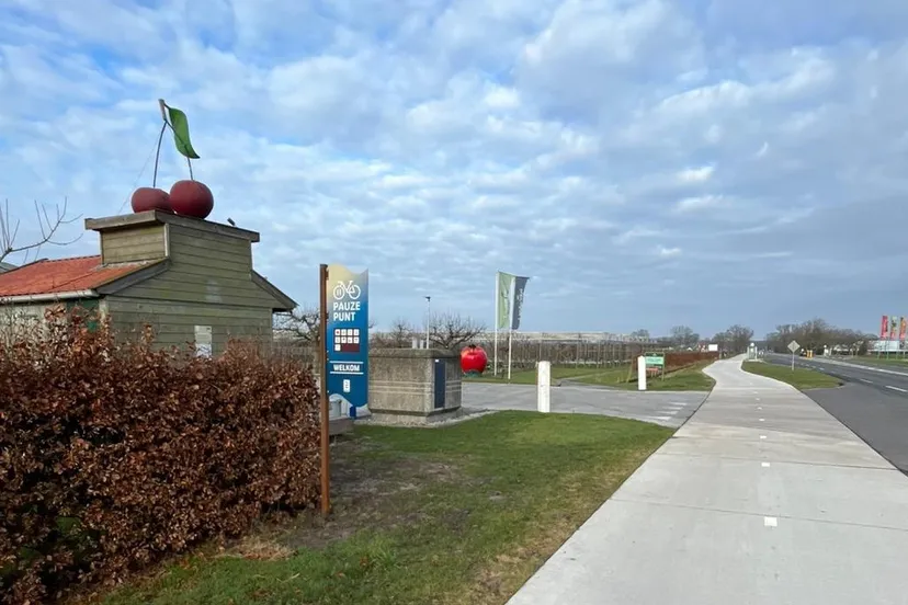 Fietspauzepuntbord aan de weg bij Verhage Fruit - foto Visit Flevoland