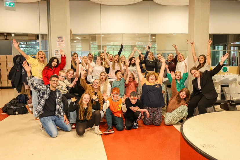 Leerlingen van de Zonnebloemschool en studenten Uiterlijke verzorging van Firda met hun docenten