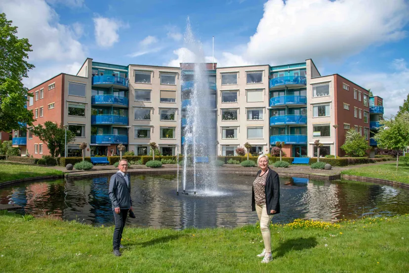 211112 foto corrie en marc bij wooncomplex het hul