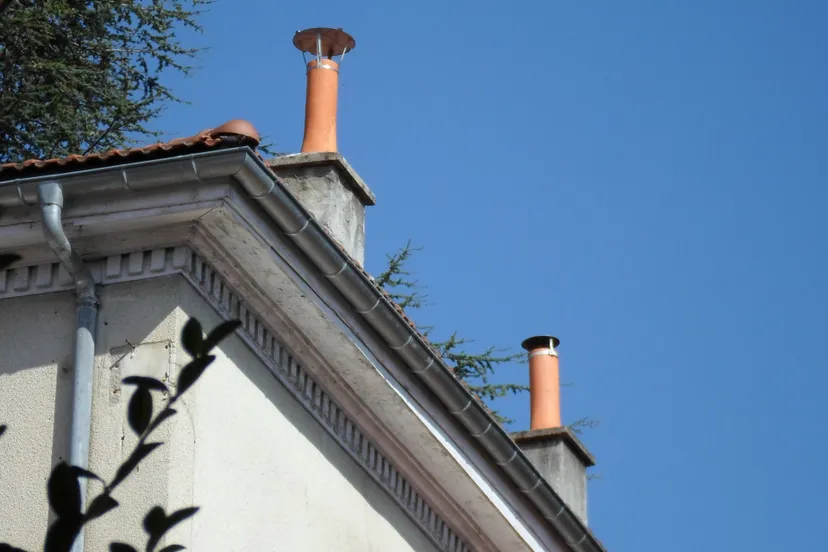 cheminee toiture ciel bleu