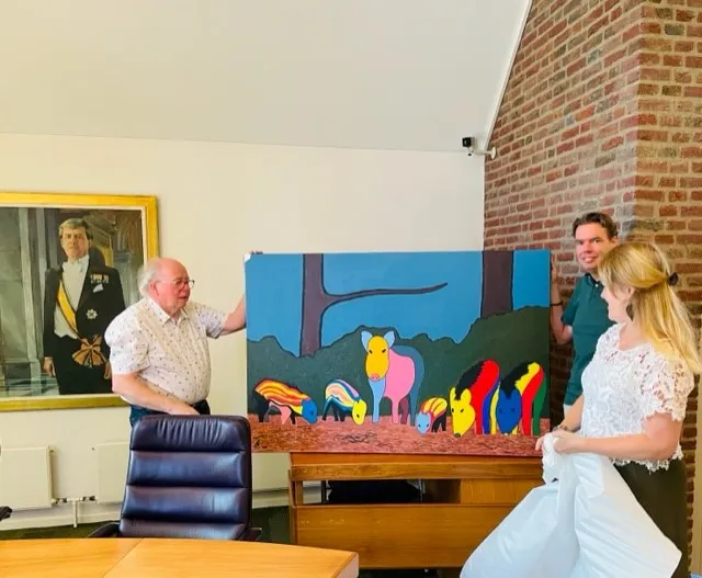 foto overhandiging schilderij leen bosman