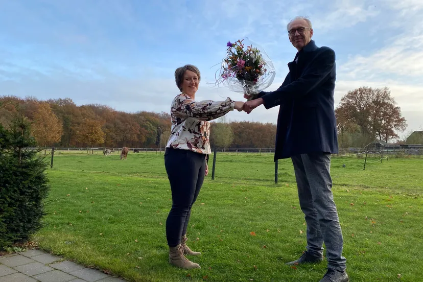 img 1163 persbericht bestuur 29 11 2021 foto dick vd hoek r feliciteert paulien van triest l