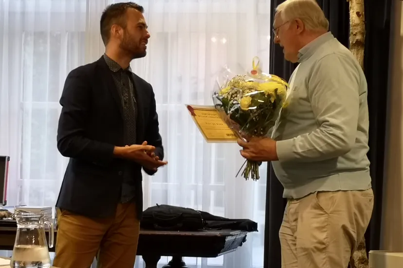 piet de boer krijgt een oorkonde en bloemen