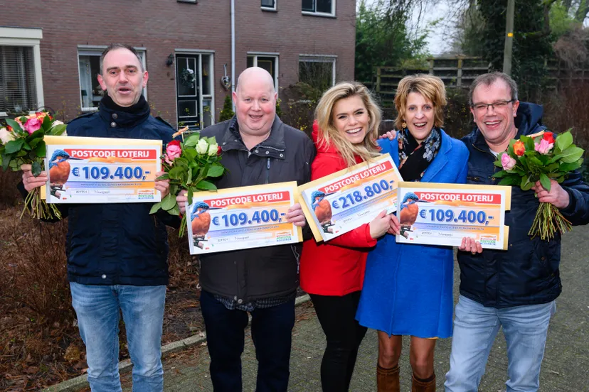 postcode loterij ambassadeur nicolette van dam verrast nunspetenaren met 547000 euro