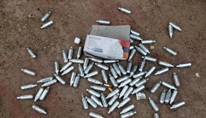 student wat vaker aan lachgas 715x408