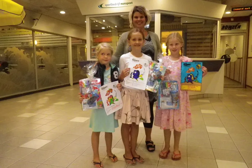 uitreiking kleurplaat zwem4daagse ponsteen