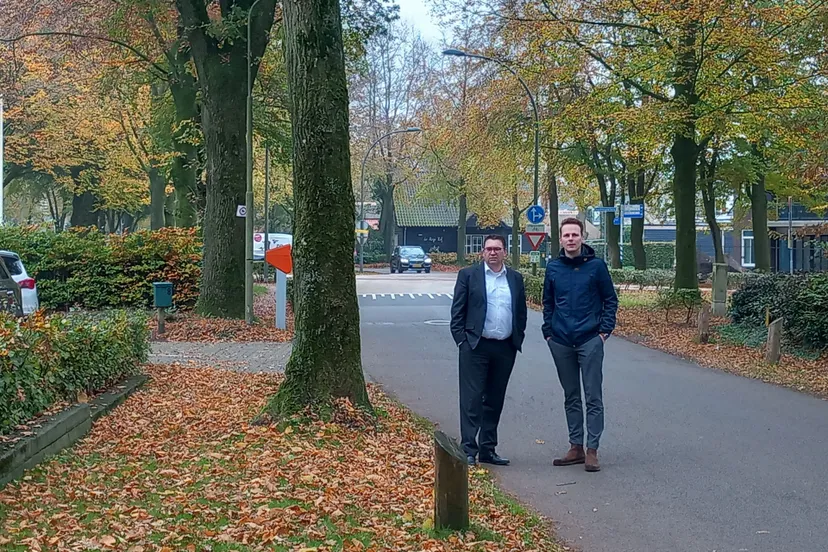 raadsleden johan van den hoorn en reinier de bruin doen een stoepenronde