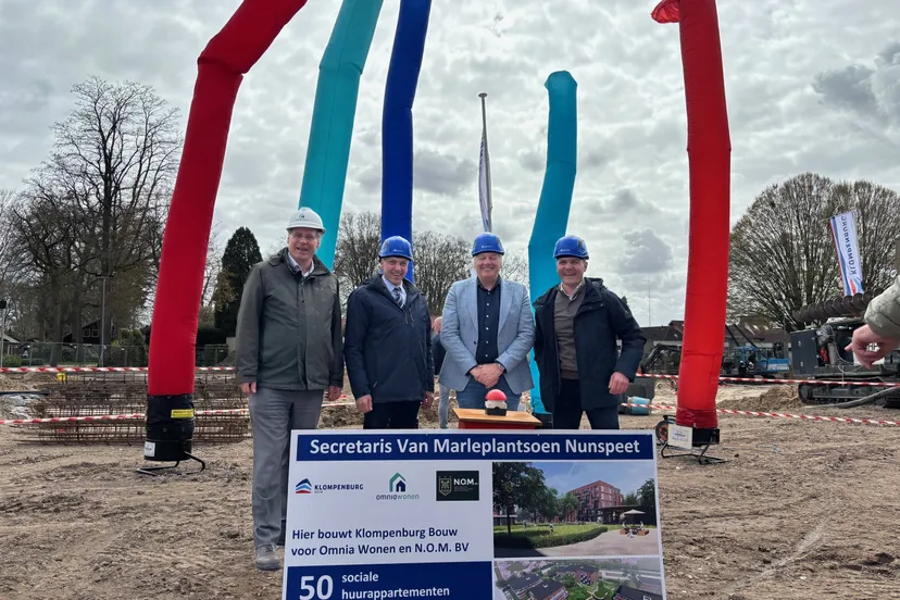 De bouw van 50 sociale huurappartementen aan het Van Marleplantsoen in Nunspeet is officieel gestart.