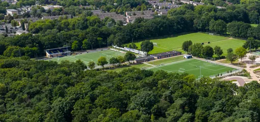 Luchtfoto van sportpark De Wiltsangh bij VV Nunspeet