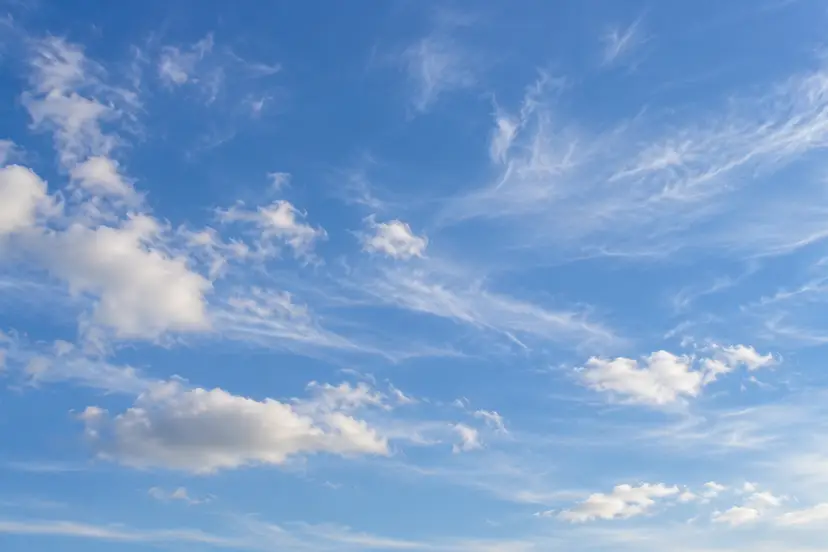 Blauwe lucht met enkele witte wolken, AI-illustratie voor Nunspeet Nieuws