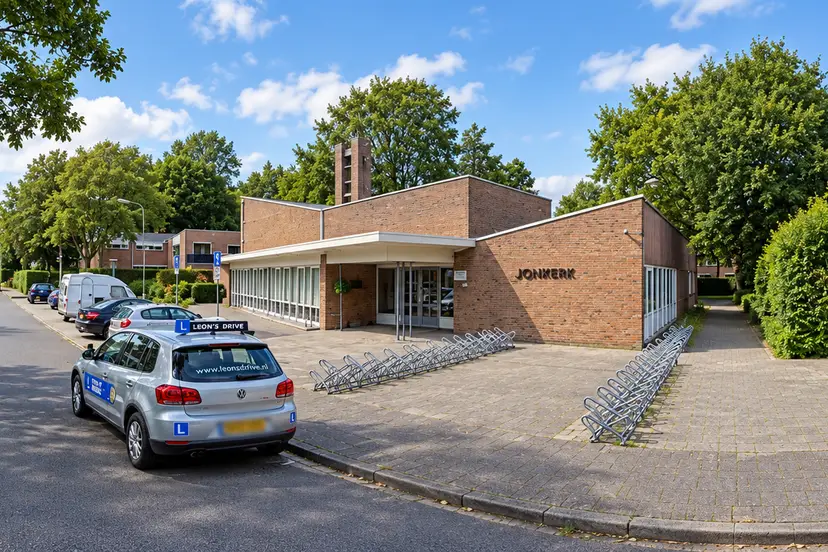 Zonnige Nederlandse buurt met kerkgebouw