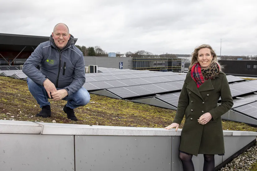 210316 duizendste zonnepaneel op het dak van kringloopbedrijf de beurs
