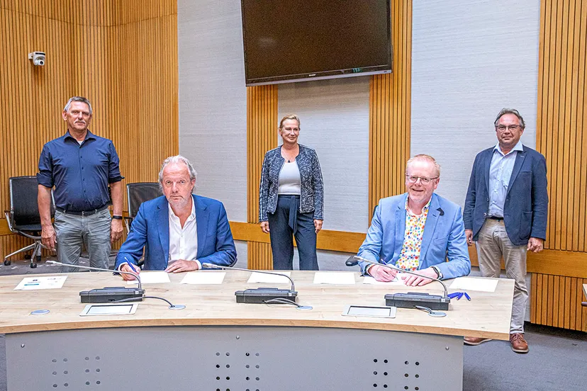 210825 foto ondertekenen vaststellingsovereenkomst