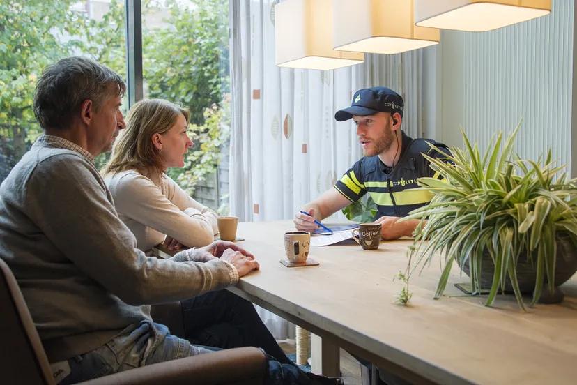 politieman aan tafel