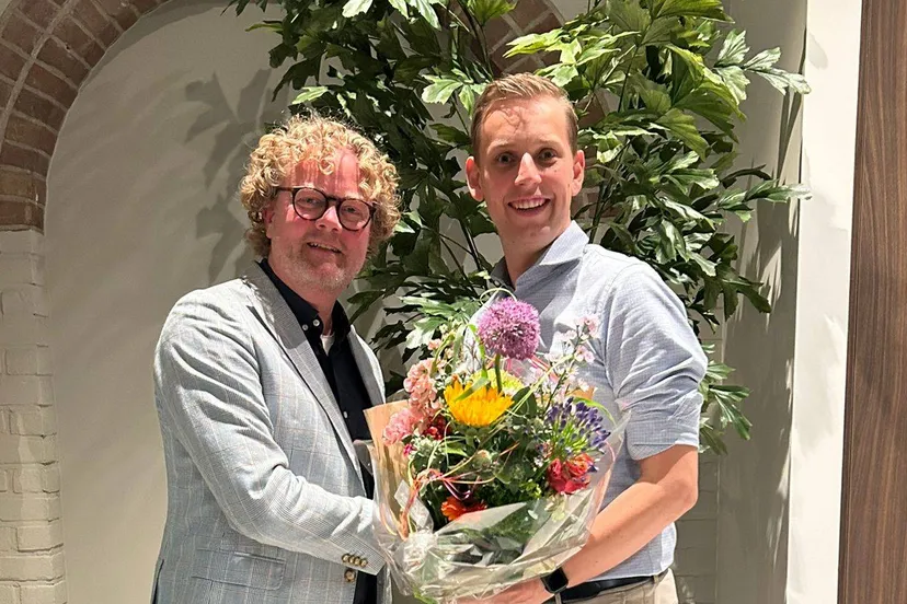 Dennis Kamst (links) feliciteert lijsttrekker Yalmar Mekelenkamp