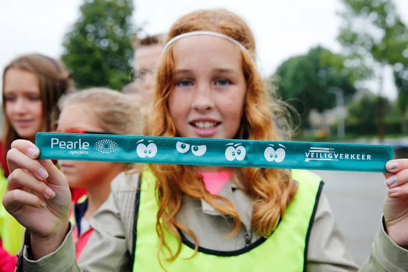 meisje met snapband vvn pearle opticiens hr