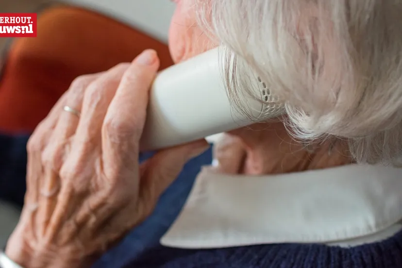 bellen telefoon bejaarde