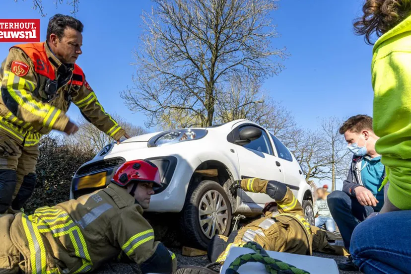 brandweer dier onder auto