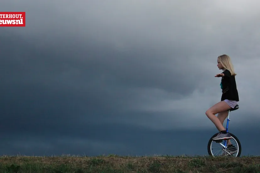 donkere wolken regen