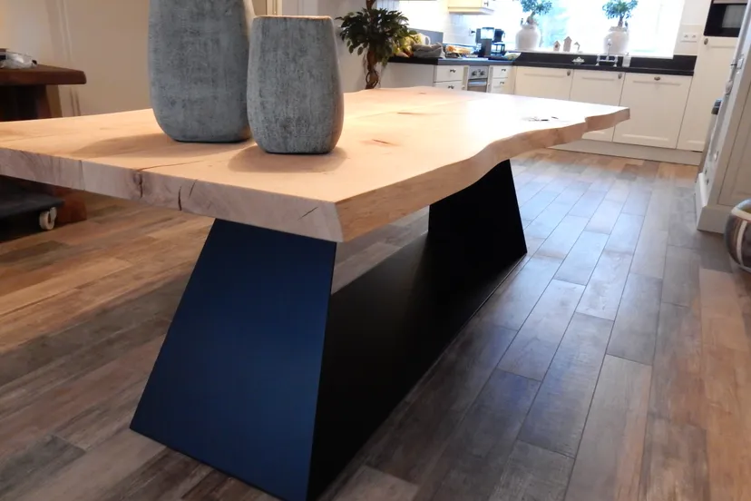 houten eettafel met stalen onderstel