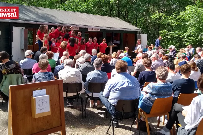 kerkdienst in het bos
