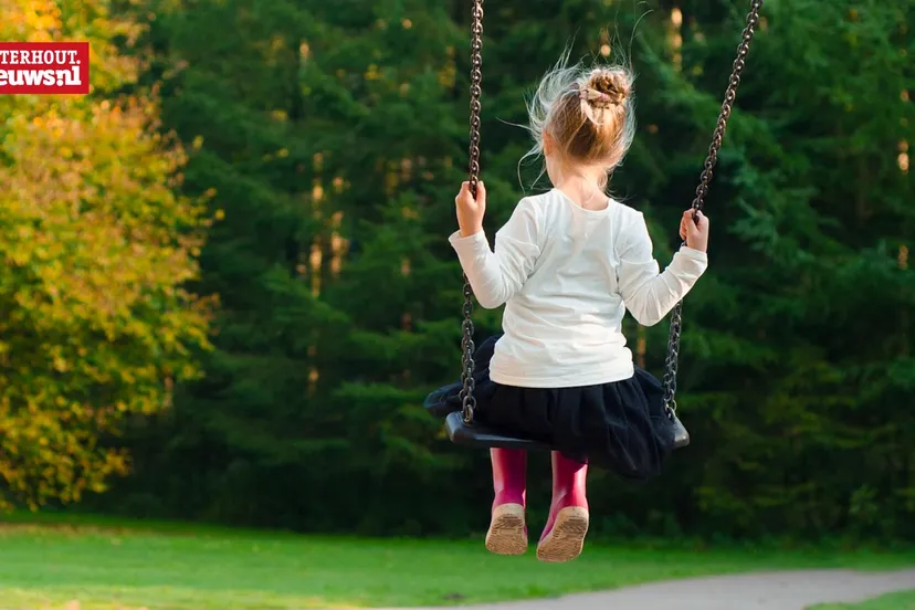 meisje schommel park